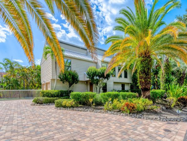 Siesta Key Four Bedroom Vacation Home Sleeps Twelve Guests