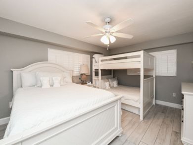 Siesta Key Modern, Updated Vacation Condo Three Pools Beach