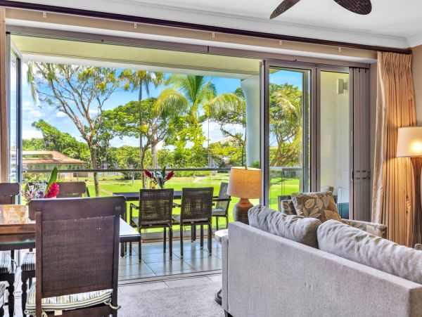 One Bedroom Beach Condo Communal Pool Sleeps Four Guests