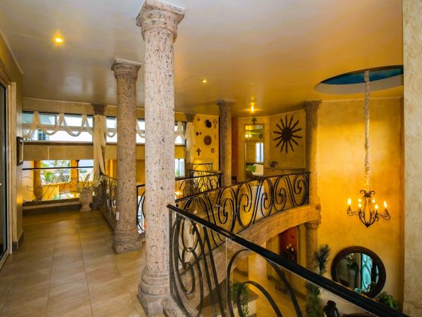 Seven Bedrooms, A Palace of a Villa Perfect for Events!