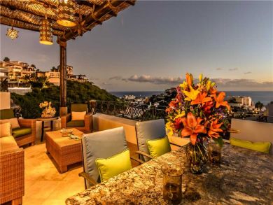 Four Bedroom Views, Pool, Great Location Four Bedroom Views, Pool, Great Location