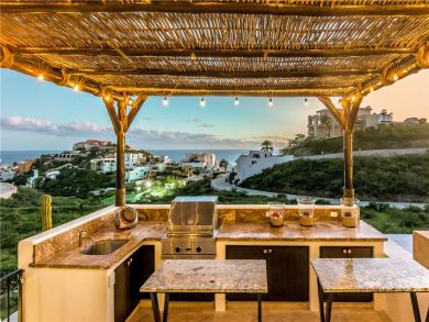 Four Bedroom Views, Pool, Great Location Four Bedroom Views, Pool, Great Location