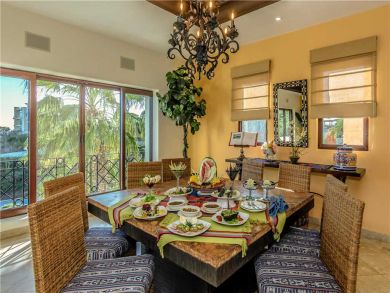 Four Bedroom Views, Pool, Great Location Four Bedroom Views, Pool, Great Location