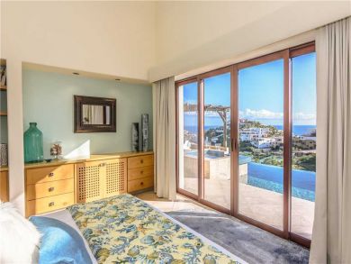 Four Bedroom Views, Pool, Great Location Four Bedroom Views, Pool, Great Location