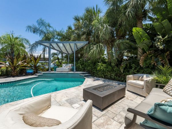 Five Bedroom Vacation Home Sleeps 11 Guests