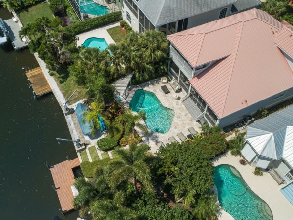 Five Bedroom Vacation Home Sleeps 11 Guests