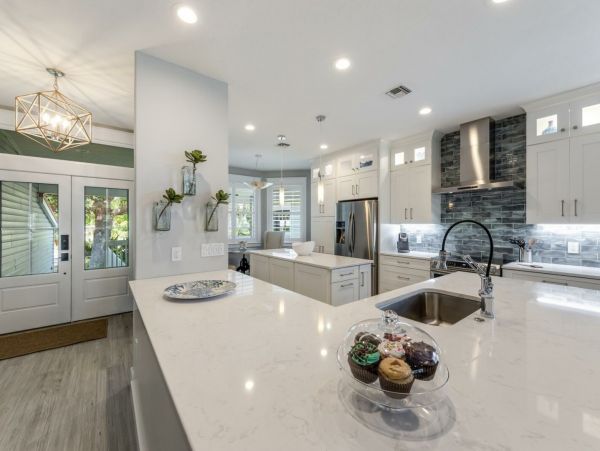 Five Bedroom Vacation Home Sleeps 11 Guests
