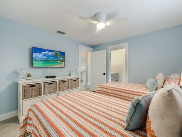 Five Bedroom Vacation Home Sleeps 11 Guests