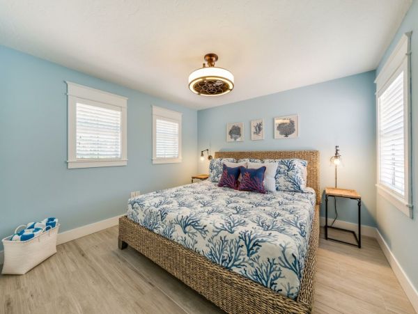 Five Bedroom Vacation Home Sleeps 11 Guests