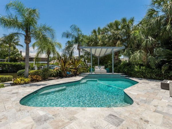 Five Bedroom Vacation Home Sleeps 11 Guests