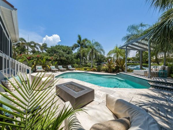Five Bedroom Vacation Home Sleeps 11 Guests