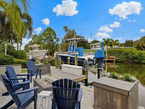 Five Bedroom Vacation Home Sleeps 11 Guests