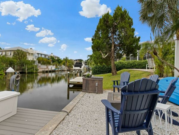 Five Bedroom Vacation Home Sleeps 11 Guests