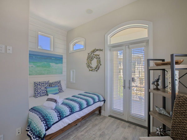 Five Bedroom Destin Vacation Rental Sleeps 14 Communal Pool