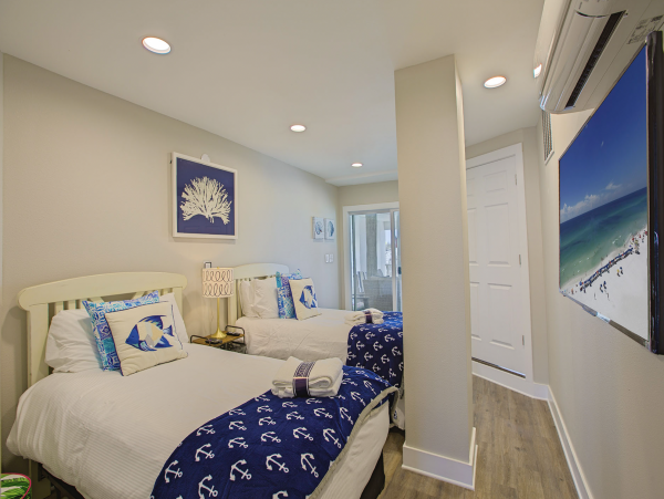 Five Bedroom Destin Vacation Rental Sleeps 14 Communal Pool