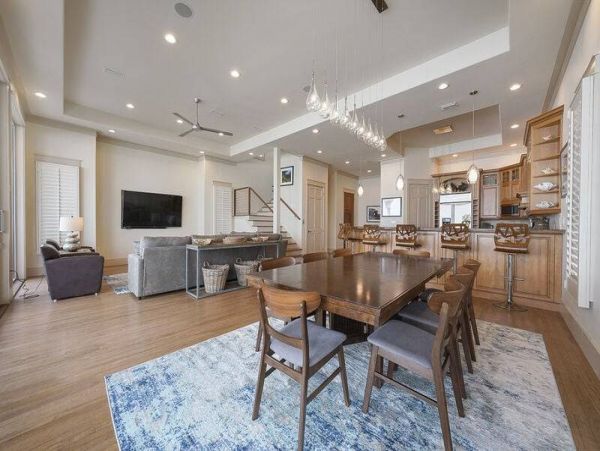Five Bedrooms Sleeps 16 Short Walk to Beach Communal Pool