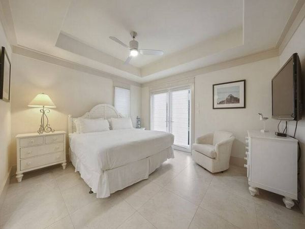 Five Bedrooms Sleeps 16 Short Walk to Beach Communal Pool