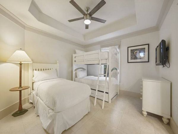 Five Bedrooms Sleeps 16 Short Walk to Beach Communal Pool