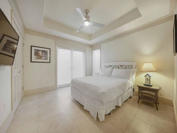 Five Bedrooms Sleeps 16 Short Walk to Beach Communal Pool