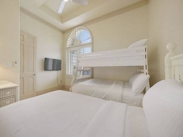 Five Bedrooms Sleeps 16 Short Walk to Beach Communal Pool