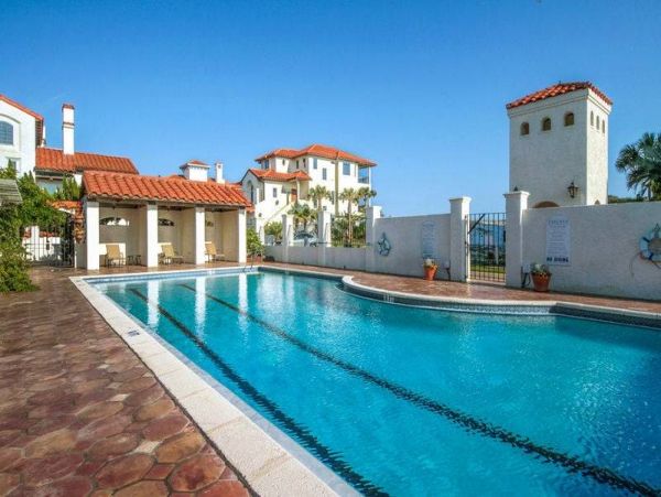 Five Bedrooms Sleeps 16 Short Walk to Beach Communal Pool