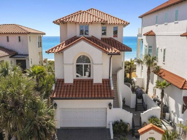 Five Bedrooms Sleeps 16 Short Walk to Beach Communal Pool