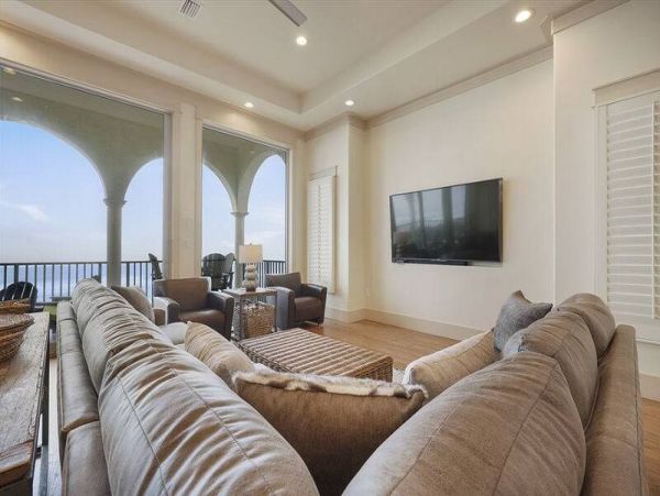 Five Bedrooms Sleeps 16 Short Walk to Beach Communal Pool