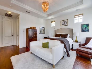 Bedroom - Queen bed