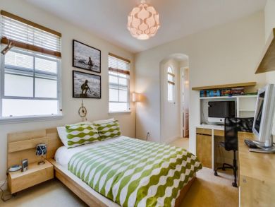 Bedroom - Queen bed