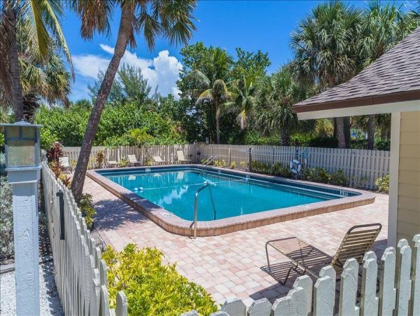Luxury Three Bedroom Beach Vacation Condo with Communal Pool