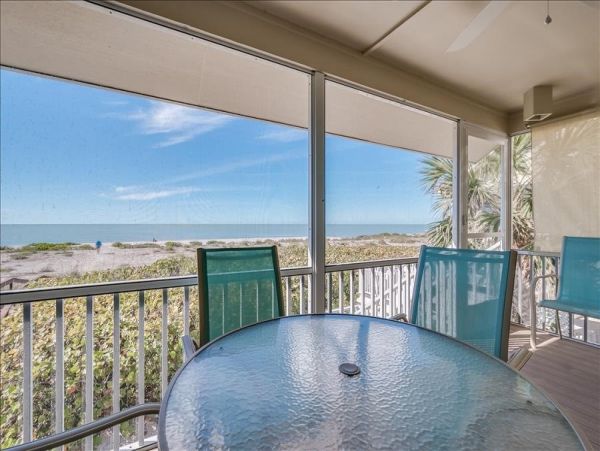 Luxury Three Bedroom Beach Vacation Condo with Communal Pool
