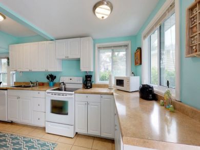  Full stocked kitchen