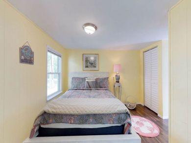 Bedroom - Queen bed