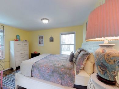 Bedroom - Queen bed