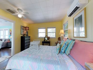 Bedroom - Queen bed