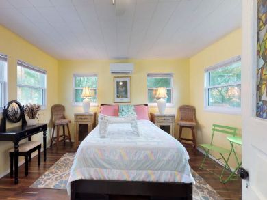Bedroom - Queen bed