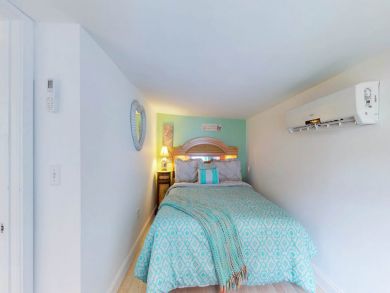 Bedroom - Queen bed