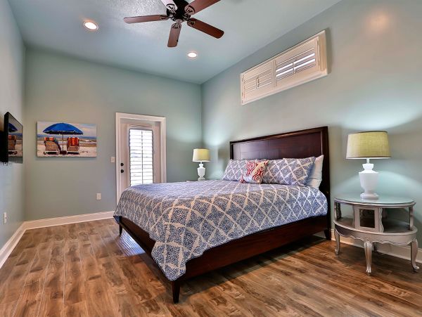 Six Bedroom Vacation Home Sleeps 16 with Private Pool