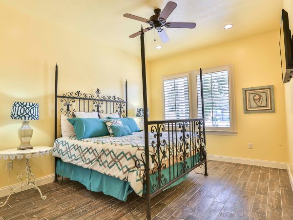 Six Bedroom Vacation Home Sleeps 16 with Private Pool