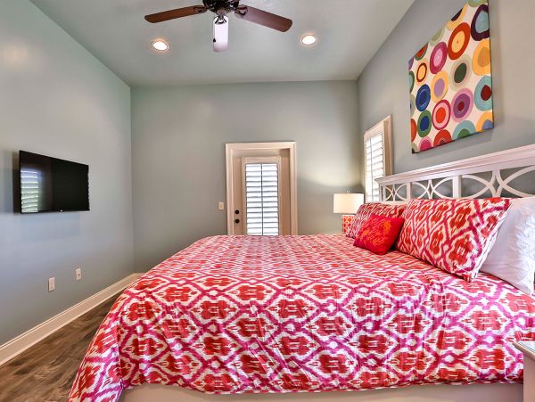 Six Bedroom Vacation Home Sleeps 16 with Private Pool