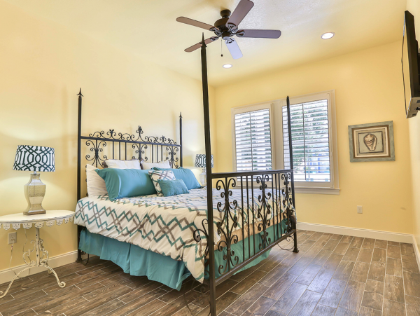Six Bedroom Vacation Home Sleeps 16 with Private Pool