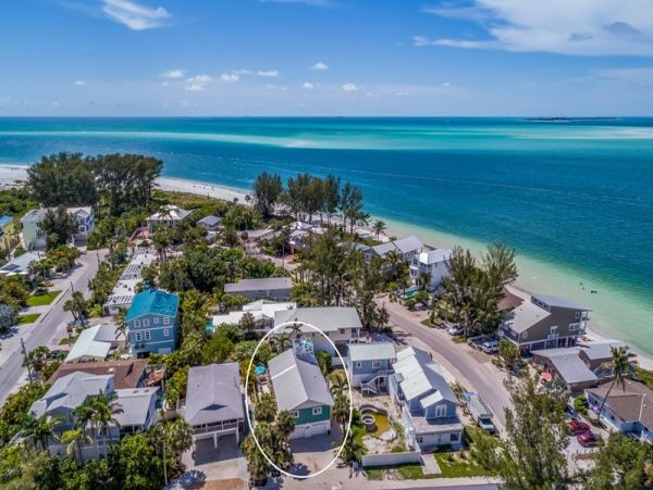Four Bedroom Vacation Home Sleeps 10 Guests Close to Beach