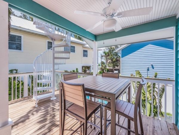 Four Bedroom Vacation Home Sleeps 10 Guests Close to Beach
