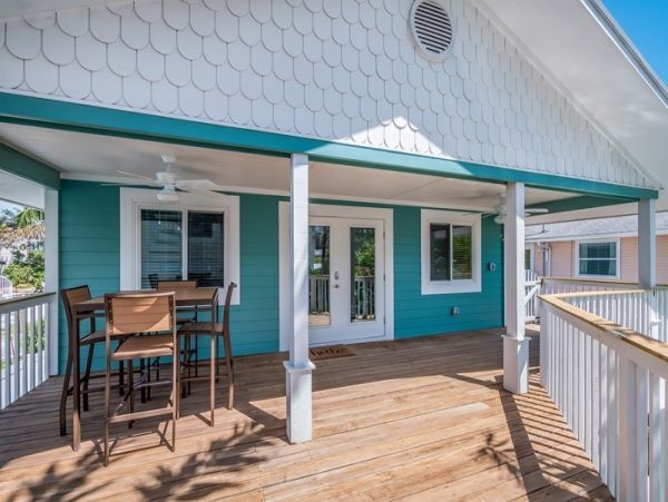 Four Bedroom Vacation Home Sleeps 10 Guests Close to Beach