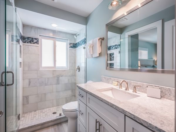 Four Bedroom Vacation Home Sleeps 10 Guests Close to Beach