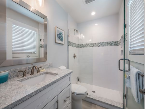 Four Bedroom Vacation Home Sleeps 10 Guests Close to Beach