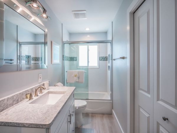 Four Bedroom Vacation Home Sleeps 10 Guests Close to Beach