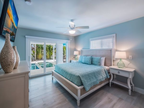 Four Bedroom Vacation Home Sleeps 10 Guests Close to Beach