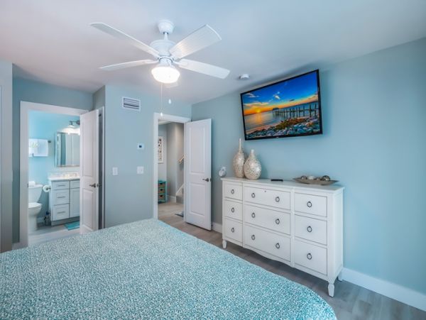 Four Bedroom Vacation Home Sleeps 10 Guests Close to Beach