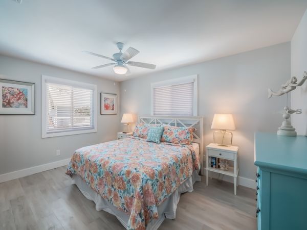 Four Bedroom Vacation Home Sleeps 10 Guests Close to Beach